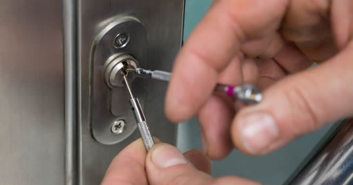 How to choose a locksmith service?